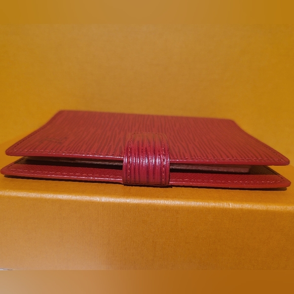 🔥SOLD🔥LOUIS🌻VUITTON EUC Epi Bifold Passport Agenda - Picture 9 of 16